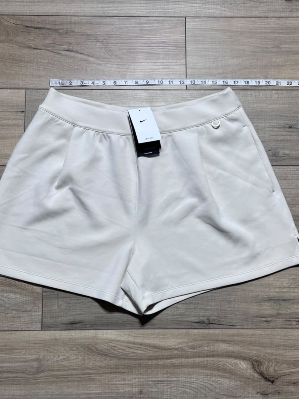 Nike Womens 24.7 Impossiblysoft Mid-Rise Loose 4” Shorts Size XL Light Cream - Picture 2 of 16